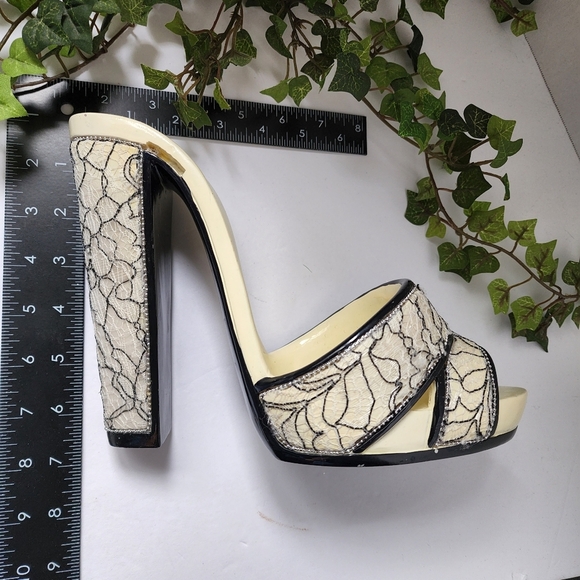 Large Resin High Heel Shoe Vanity Display - Picture 7 of 9